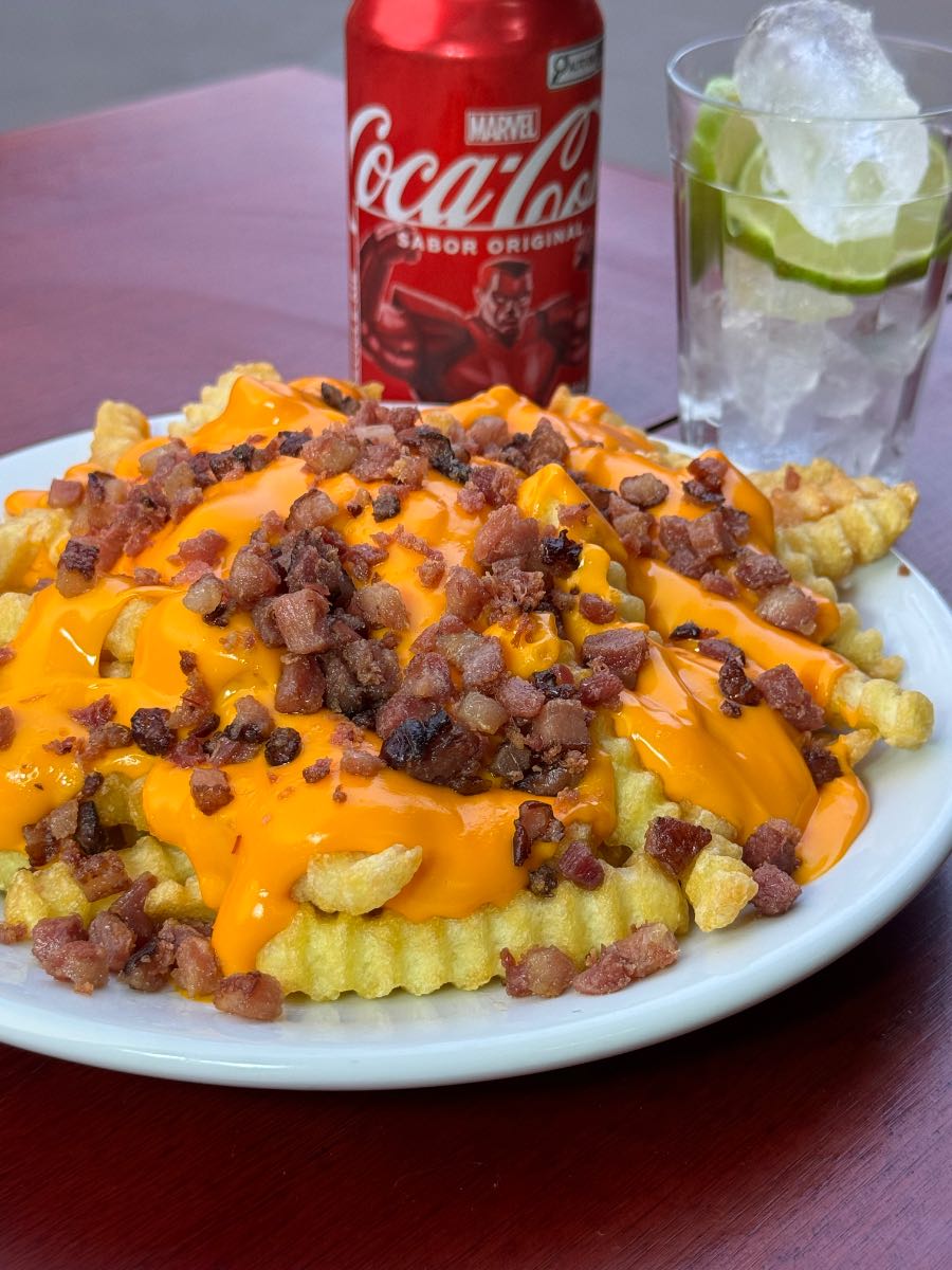 Fritas da casa creme de cheddar c/ bacon